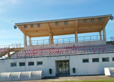 განმუხურის სტადიონი გილოცავთ შობა-ახალ წელს