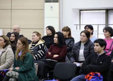 მოსწავლეებს და სტუდენტებს ქაღალდისა და მუყაოს საყოფაცხოვრებო ნარჩენებისგან განცალკევებულად შეგროვების საპილოტე პროექტი გააცნეს