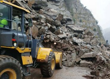 ზუგდიდი-მესტიის ცენტრალურ გზაზე, სოფელ ბარჯაშთან კლდის მასა ჩამოიშალა