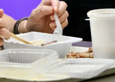 პლასტმასის მასალაში ან ნაკეთობაში შეფუთული ან განთავსებული სურსათის წარმოება, იმპორტი და ბაზარზე განთავსება იკრძალება