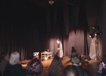 მოსწავლე-ახალგაზრდობის სასახლის საყმაწვილო თეატრმა მაყურებელს მონოსპექტაკლი „დამაბრუნეთ“ წარუდგინა