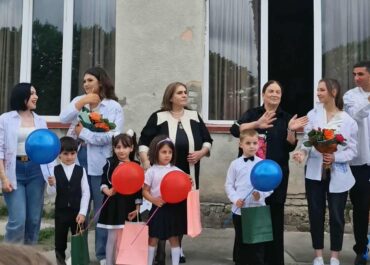 საბავშვო ბაღების აღსაზრდელებმა ზუგდიდის მუნიციპალიტეტის სკოლების კურსდამთვრებულები საზეიმოდ გააცილეს