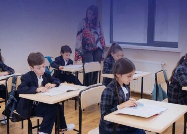 ვის გადაეცემა სასკოლო ფორმა უფასოდ და როდის დაიწყება გაყიდვა – განათლების მინისტრის განმარტება