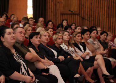 ზუგდიდში მინისტრის მოადგილე სკოლების დირექტორებსა და რესურსცენტრების ხელმძღვანელებს შეხვდა