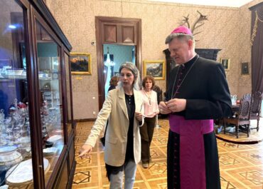 ვატიკანის ელჩი საქართველოში ზუგდიდის დადიანების სასახლეს ესტუმრა